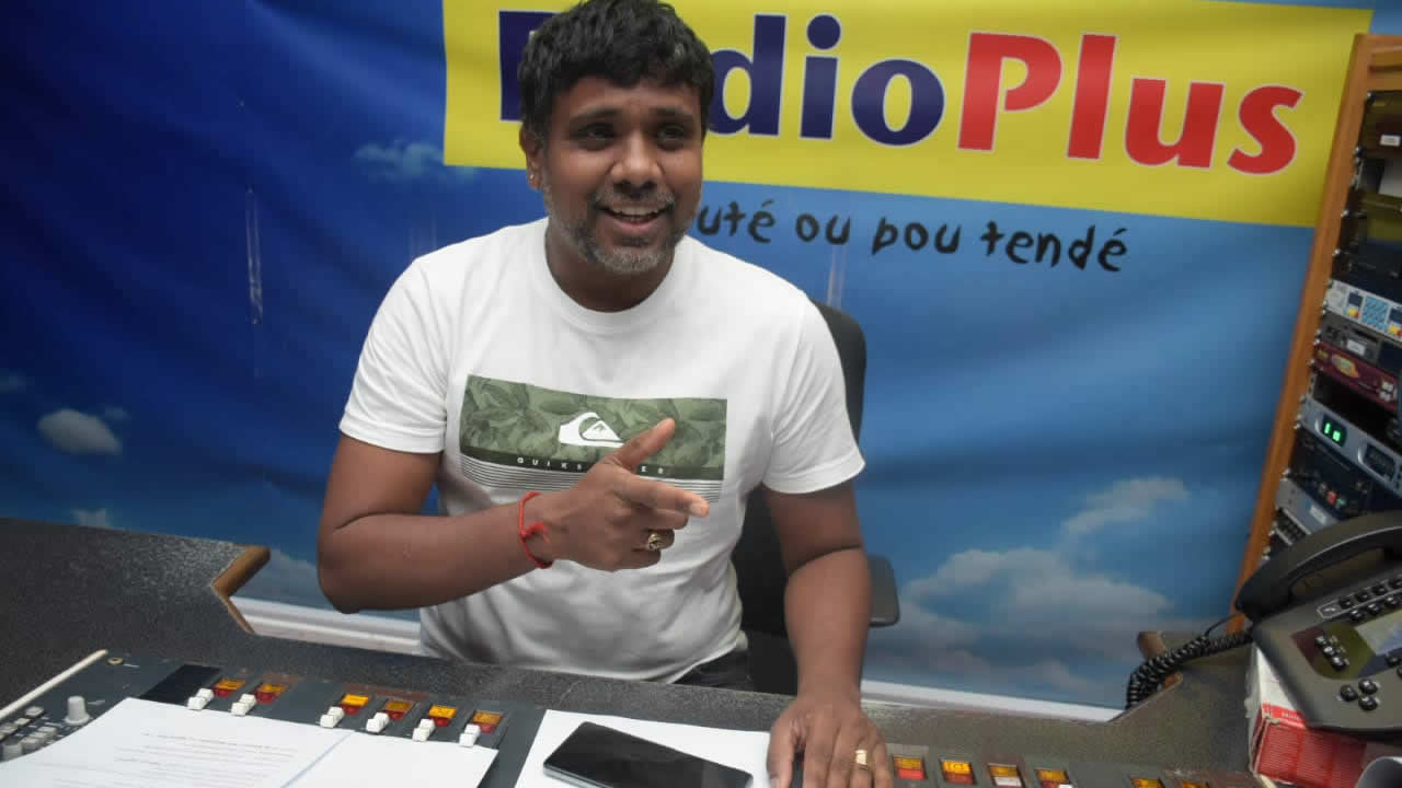 Venen Coolen, directeur d’antenne pour Radio Plus.