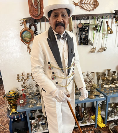 Ramnarain Bidassee, revêtu d’un costume qui résume bien sa personnalité particulière.