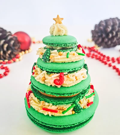 Le Sapin Gourmand est une mini-pièce montée, qui se compose de quatre étages de macarons déclinés en quatre saveurs distinctes.