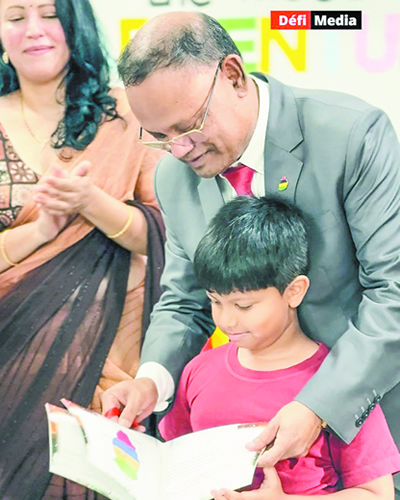 Le ministre de l’Éducation, Mahend Gungapersad, était présent au lancement du livre de Rudhr.