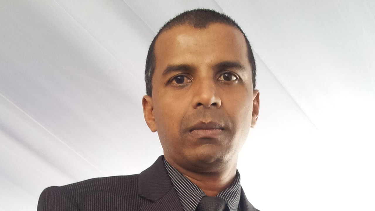 Satyendra Peerthum est historien, chercheur et écrivain. 