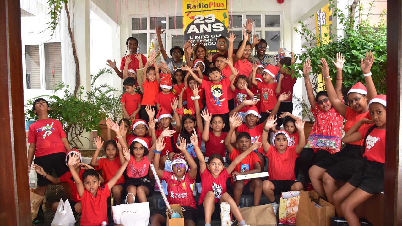 L'ambiance était festive et joyeuse à rue Labourdonnais, dans l’enceinte de Radio Plus avec les enfants de TejAngel’s Holiday Club.
