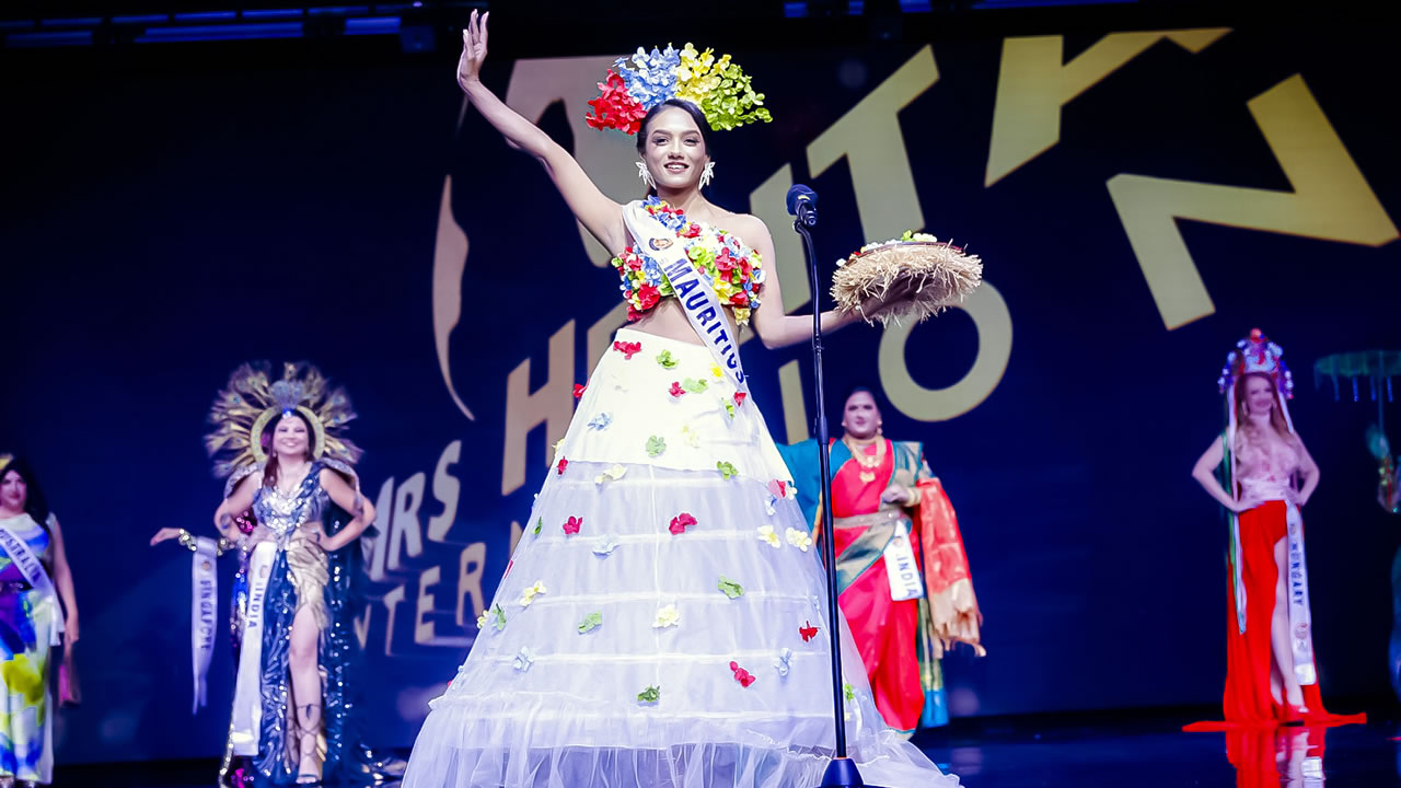 Lors de la présentation du costume national, la lauréate arborait une robe ornée de fleurs aux couleurs du drapeau mauricien (rouge, bleu, jaune et vert). 