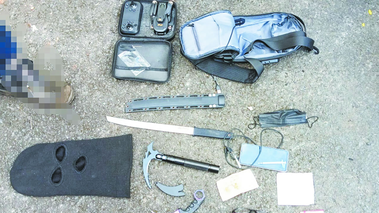 Tonfas, masques, couteaux et bâtons télescopiques ont été saisis par la police.