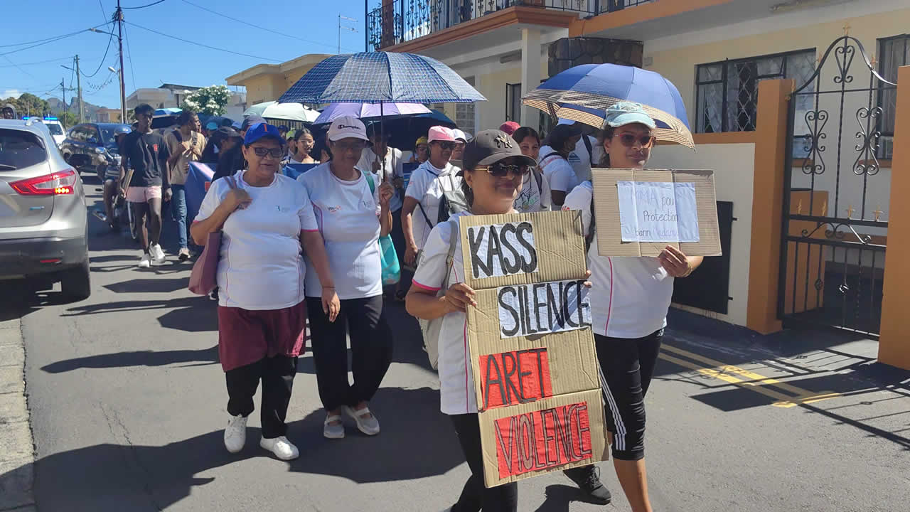 Pancartes en main, les manifestants ont affiché des messages forts,  comme « Kas silence, aret violence ».