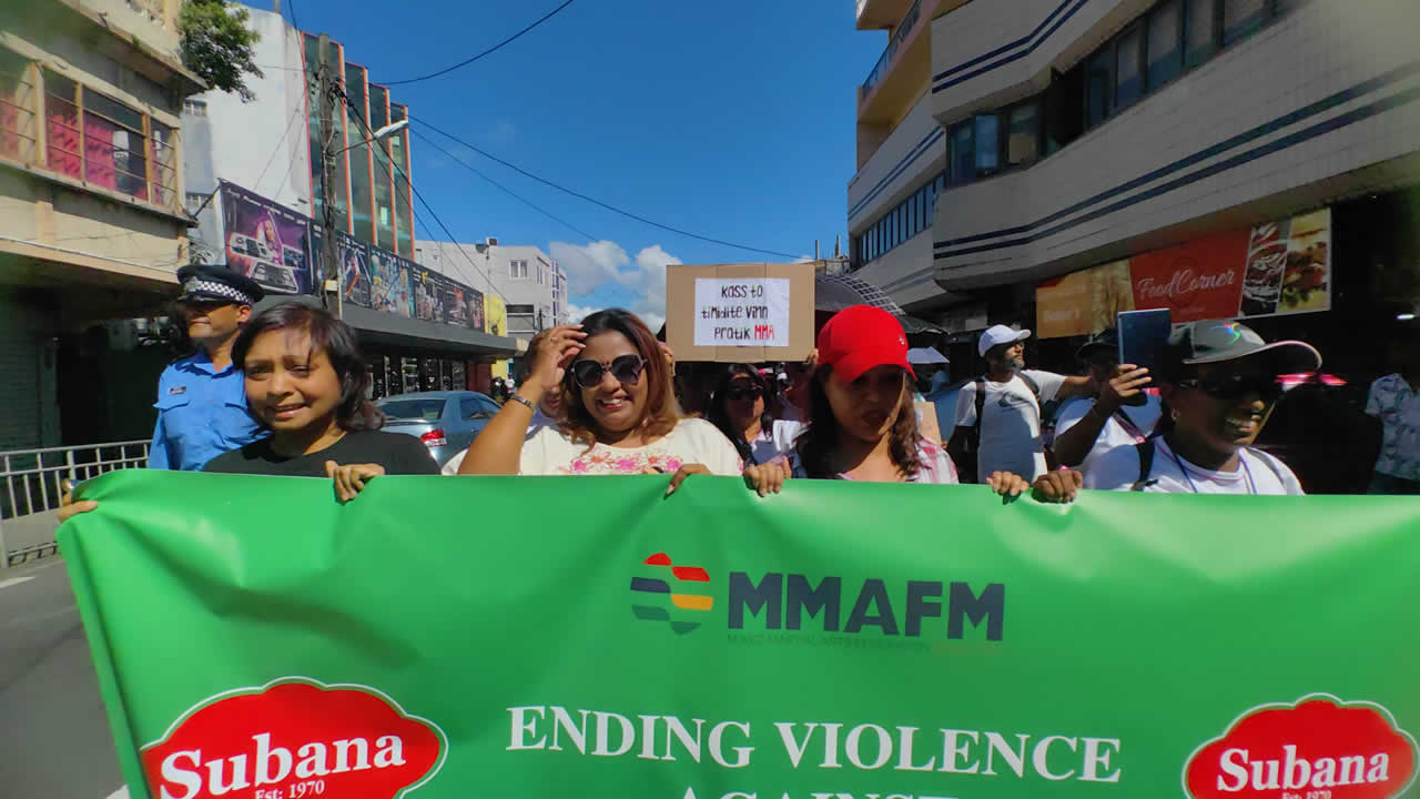 Stephanie Anquetil, Chief Whip, présente pour soutenir la marche contre la violence domestique.