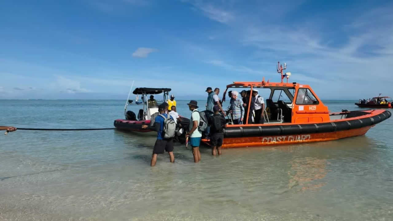 Paul Bérenger, Shakeel Mohamed, Richard Duval et Fabrice David à bord d’un bateau de la National Coast Guard avant d’accoster.