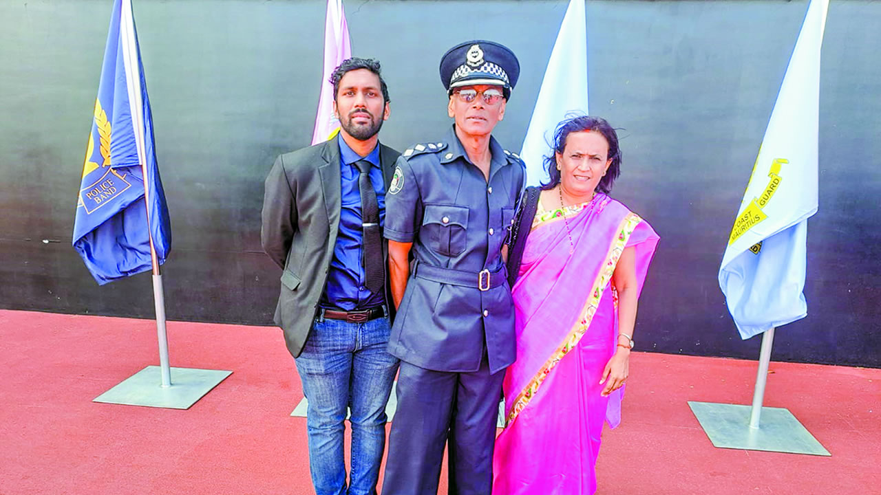 Avec son épouse et l’un de ses deux fils.