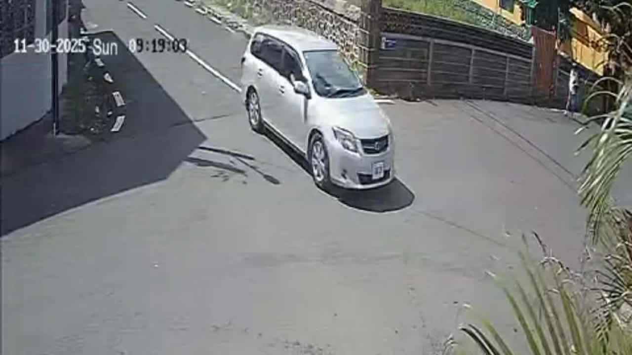 La voiture conduite par le mineur ne s’est pas arrêtée  à une intersection.