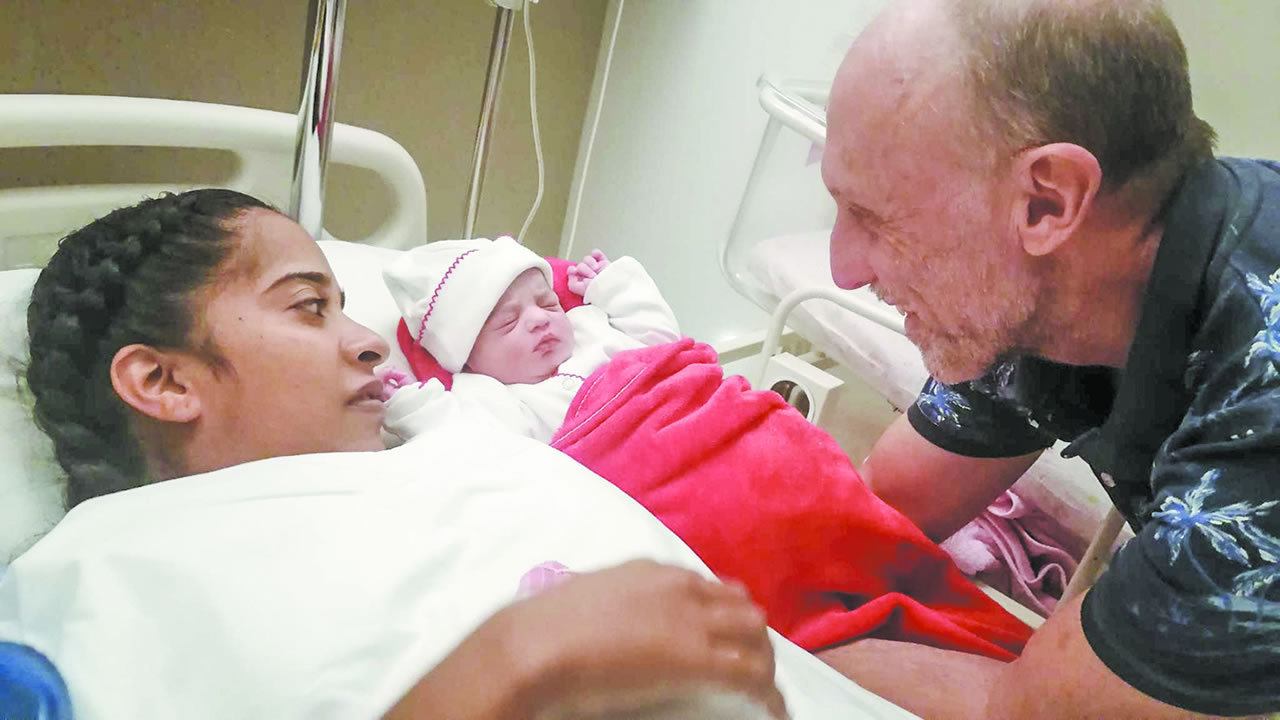 « C’est une expérience incroyable de redevenir papa après 60 ans », confie Thierry Chateau.