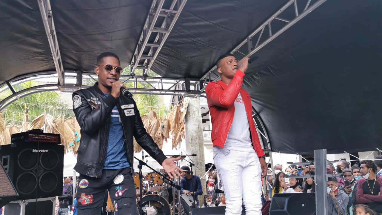 Ode à la musique sur les ondes de Radio Plus ! (Photo : Madii Madii et Jason Le Boucher  lors de la Fête de la musique en juin).