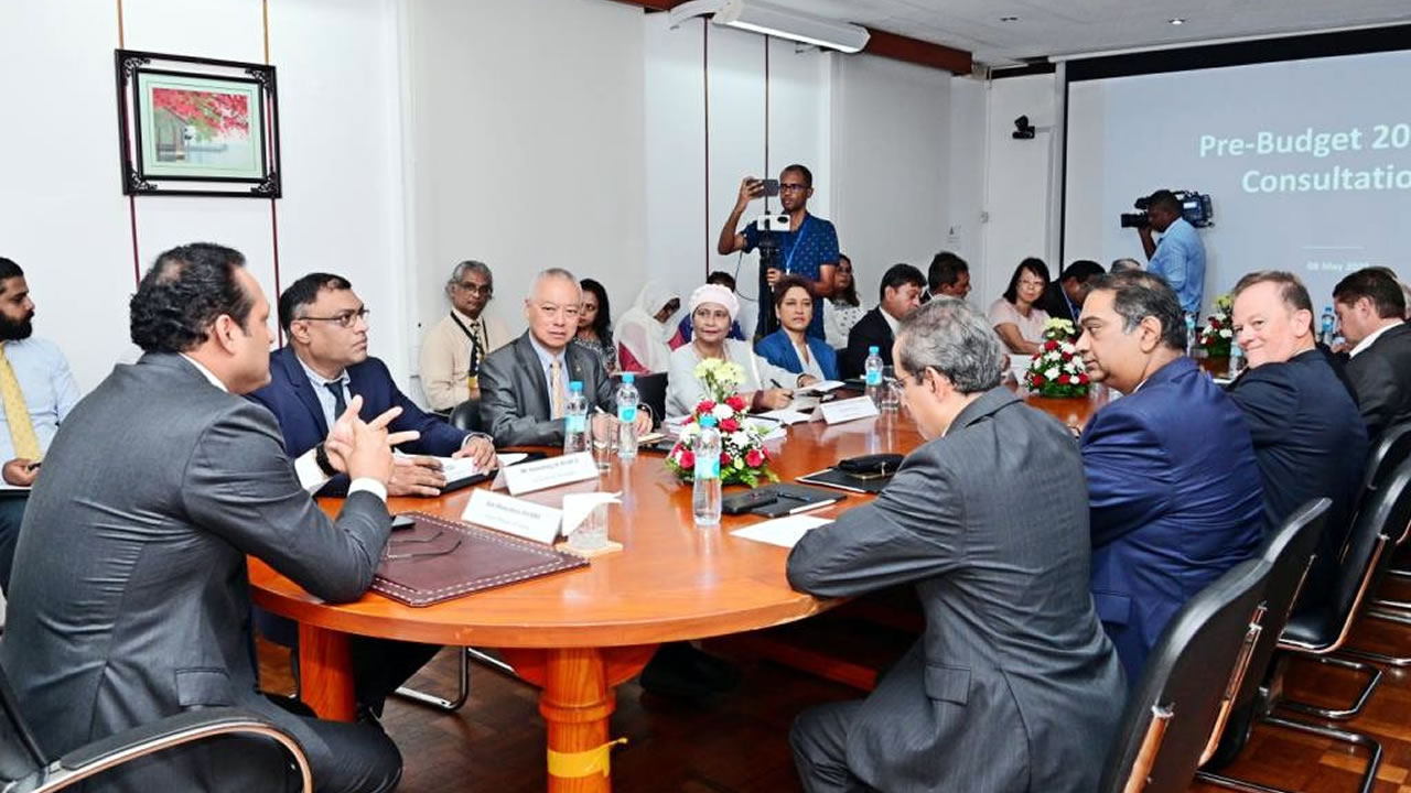 Le 8 mai, Dhaneshwar Damry a annoncé un Budget axé sur des réformes économiques lors d’une réunion avec le secteur privé.