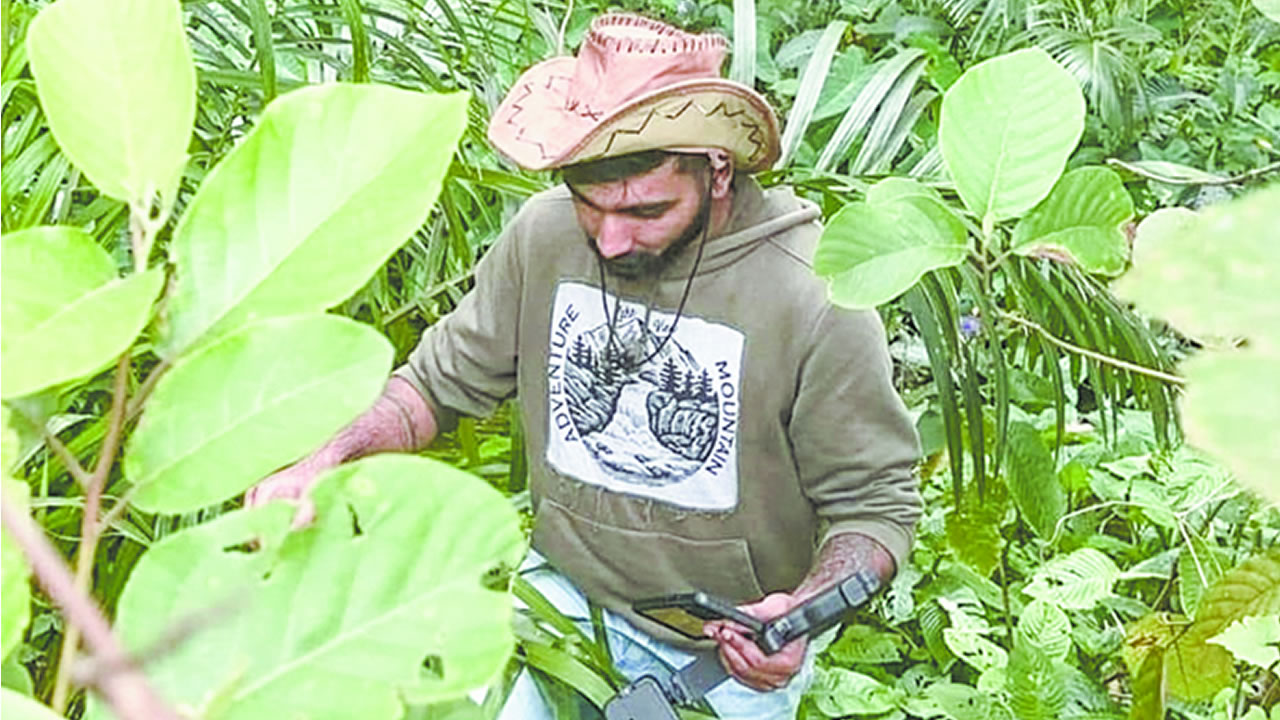 Il se fait promeneur avant d’être créateur, capteur d’ambiances qu’il restitue en mondes vivants.