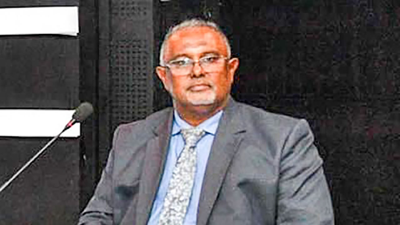 L’Acting Director de la FCC, Titrudeo Sanjay Dawoodarry se retrouve au centre de nouvelles allégations.