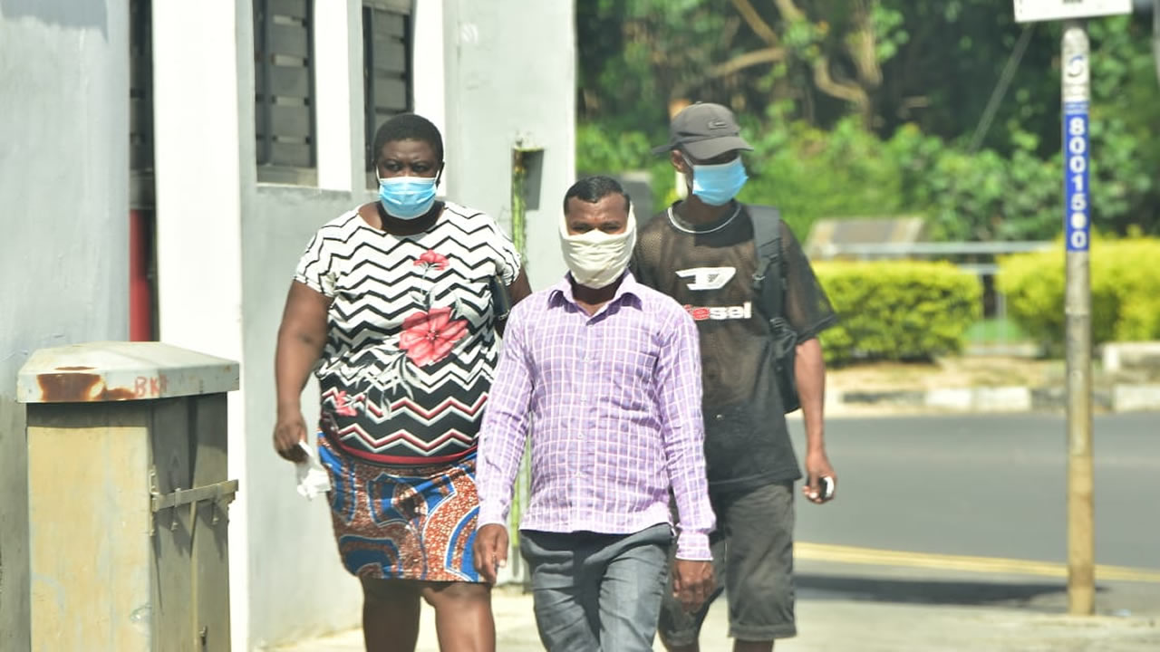Des gens circulant avec des masques de protection pour éviter la propagation du coronavirus.