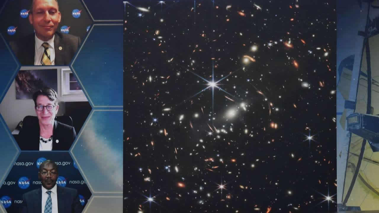 Cette première image du télescope spatial James Webb de la NASA apparaît à l'écran alors que le président américain Joe Biden prévisualise les premières images infrarouges lors d'un briefing des responsables de la National Aeronautics and Space Administration (NASA) dans l'auditorium South Court de la Maison Blanche à Washington, DC, le 11 juillet 2022