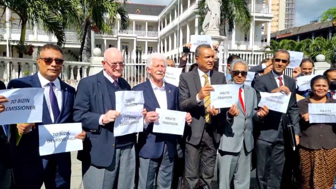 PNQ houleuse : l'opposition proteste devant le Parlement | Le Defi Media Group