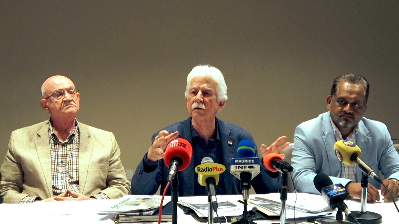 Paul Bérenger, entouré de Rajesh Bhagwan et Reza Uteem, lors de la conférence de presse du MMM, à l’hôtel Hennessy Park, Ébène.