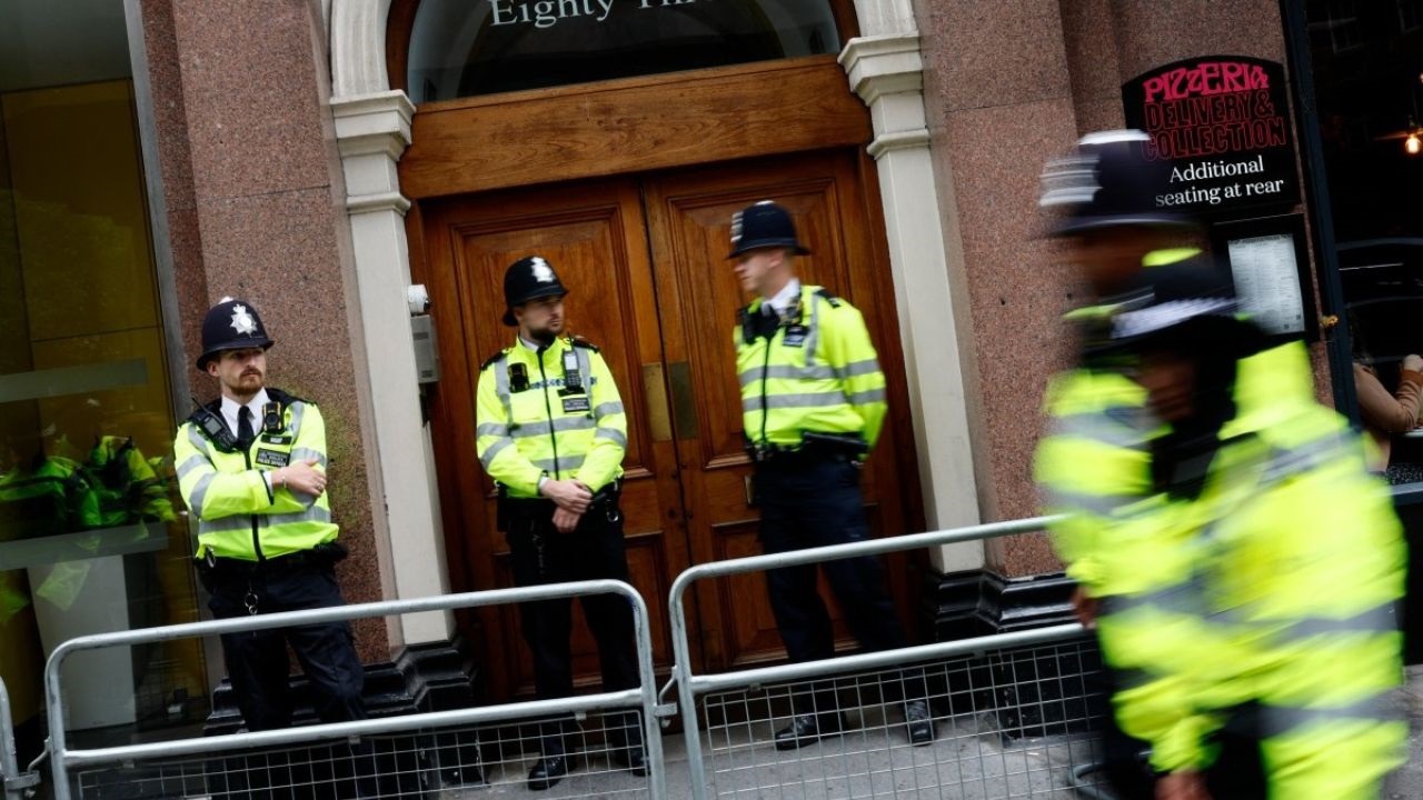 Des policiers montent la garde devant l'entrée d'un bâtiment abritant le siège d'un lors d'une manifestation "Stop à l'extrême droite" organisée à l'occasion d'une Journée nationale de protestation, à Londres, le 10 août 2024