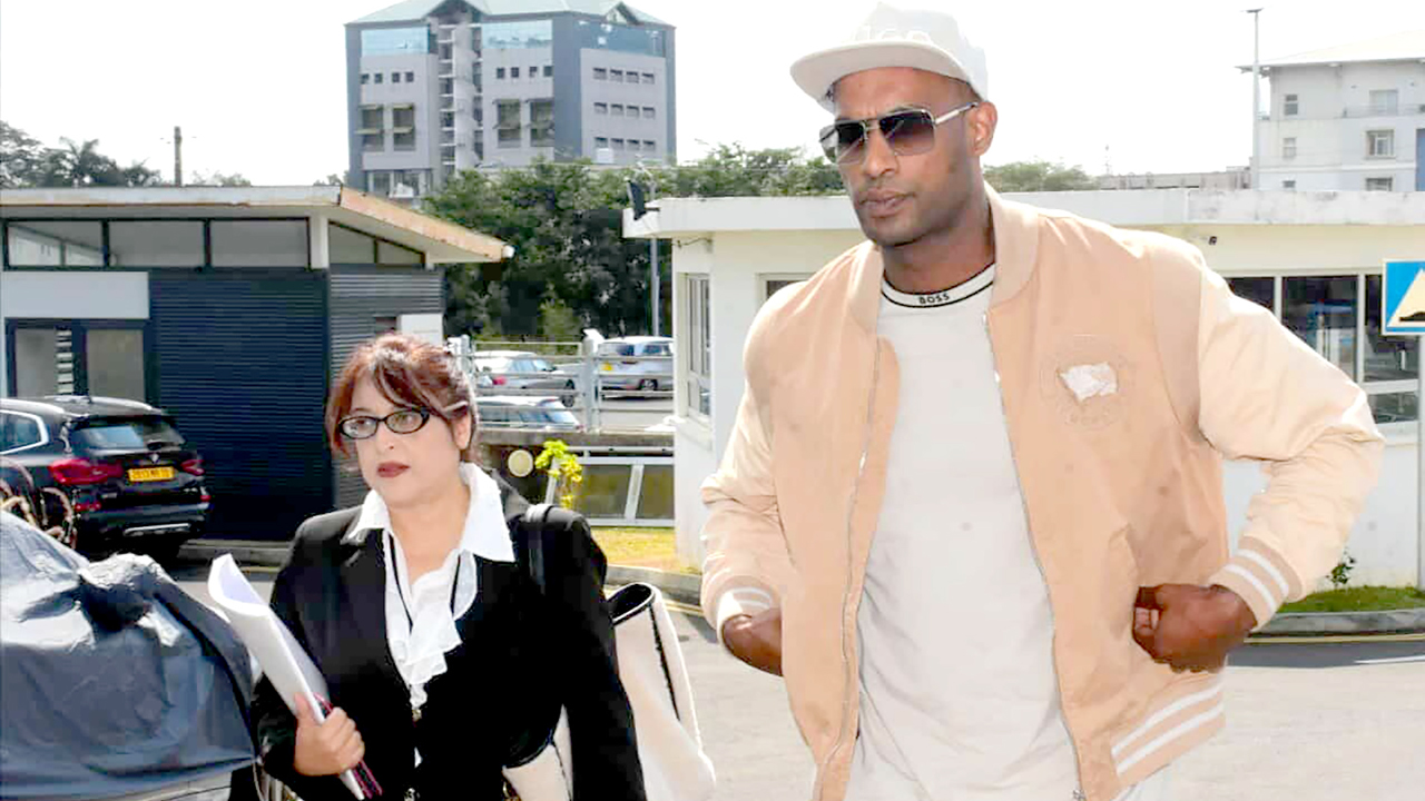 Steeven Mootoocurpen en compagnie de son avocate Me Nushumi Balgobin Khandhai à la FCC.