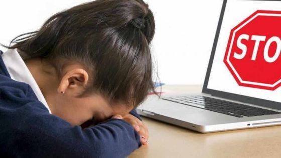 Elle se tourne les pouces à la maison : une ado attend son transfert dans un nouveau collège