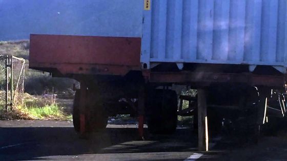 Devant un collège à Palma : un conteneur posé sur des pilotis