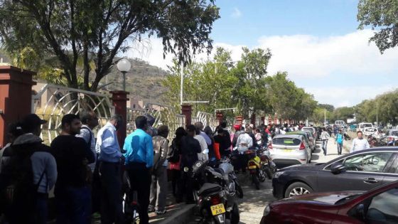 Éclipse : grosse affluence au Rajiv Gandhi Science Centre