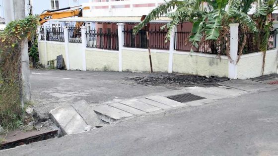 Rue Bancilhon, Port-Louis : un poids lourd endommage les slabs