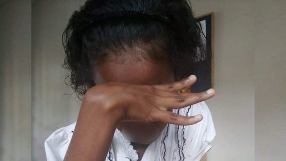 Le drame d’Isabelle, petite fille sourde : elle ne peut se rendre à l’école car son père la prive de sa pension 