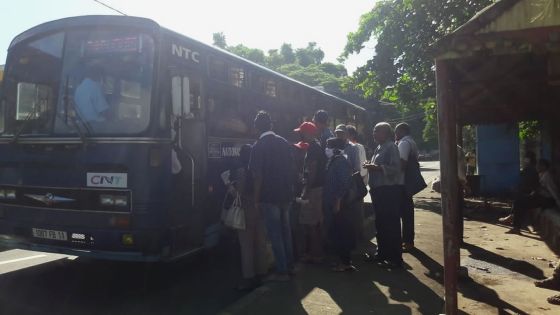 Sur un arrêt d’autobus à Pamplemousses : le «social distancing»  pas respecté