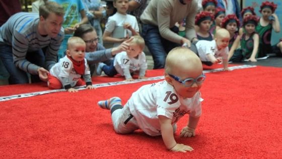 Une course des bébés qui rampent en Lituanie