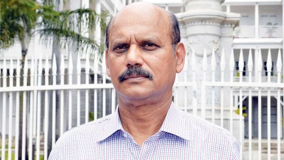 Radhakrishna Sadien contre la distribution de tablettes tactiles aux élèves de STD I et II