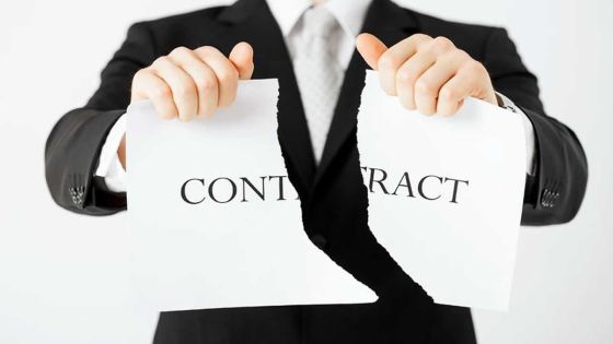 Licenciement injustifié allégué : le ou la licenciée est obligé(e) d’attendre le verdict du tribunal