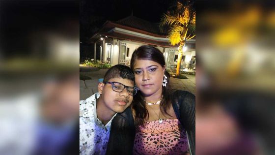 Enfant à besoins spéciaux : une mère lance sa société pour financer les traitements de son fils 