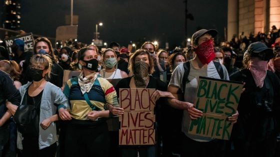 Les manifestants américains bravent le coronavirus pour le bien de la nation