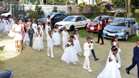 La première communion : L’enfant doit occuper la première place