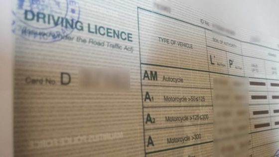 Trafic de permis falsifiés: le cerveau détenait plusieurs cartes d’identité