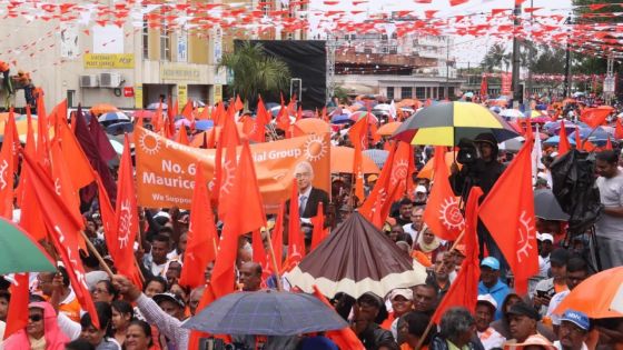 Orange et blanc sous la pluie : les partisans font vibrer l’ambiance