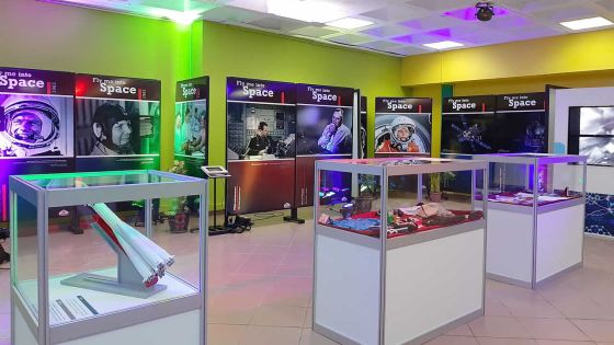 Exposition spatiale Fly me into Space : Axel Ruhomaully photographie des pièces du Musée Tsiolkovski