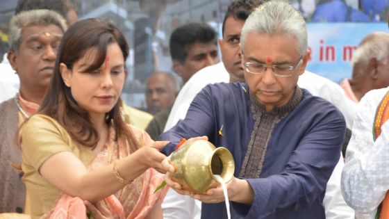 Maha Shivaratree : Pravind Jugnauth et son épouse au Ganga Talao