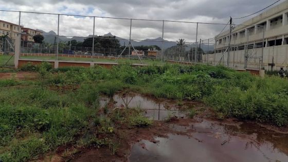 Un terrain de foot à l’abandon à Baie-du-Tombeau