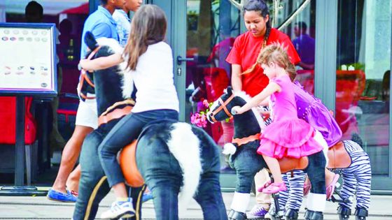 Des balades à poney pour les enfants au Salon de la Famille et de la Santé
