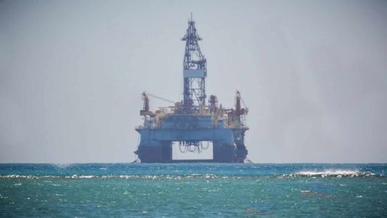 Une plate-forme pétrolière au large de Port-Louis