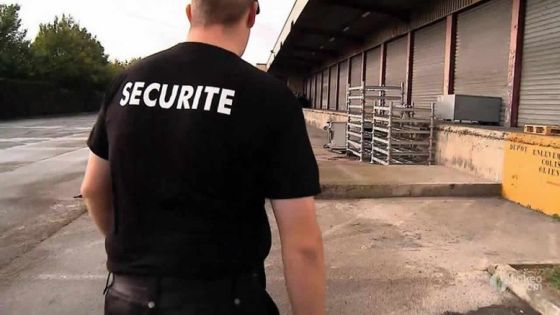 Exploitation : Il est vigile 7 jours sur 7 et touche Rs 1000 par mois