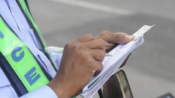Contrôlé par des policiers : un motocycliste «récalcitrant» écope d’une amende de Rs 2 000