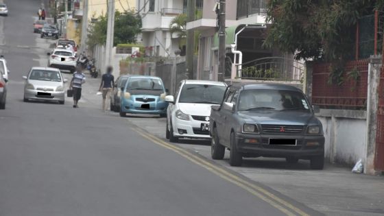 Stationnement illégal à la rue Harris : l’inspecteur Shiva Coothen appelle au bon sens des automobilistes