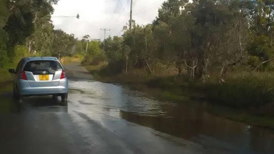 Des flaques d’eau sur la route de Pétrin