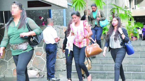 Voyages d’études des fonctionnaires : embarrassé, le ministère remet les pendules à l’heure