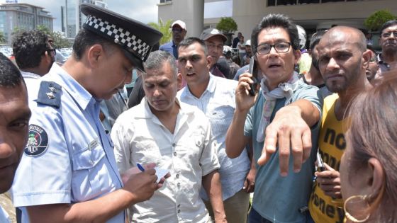 Rassemblement devant la Maubank : les marchands ambulants d’Ébène réclament l’obtention d’un permis