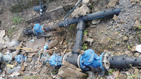 Trafic au grand jour : des voleurs emportent les conduits en cuivre de la réfrigération d’un supermarché